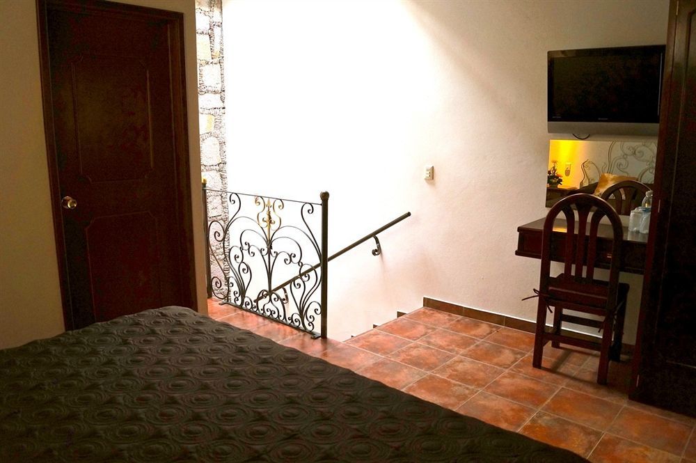Hotel Meson De Los Remedios Morelia Exterior photo