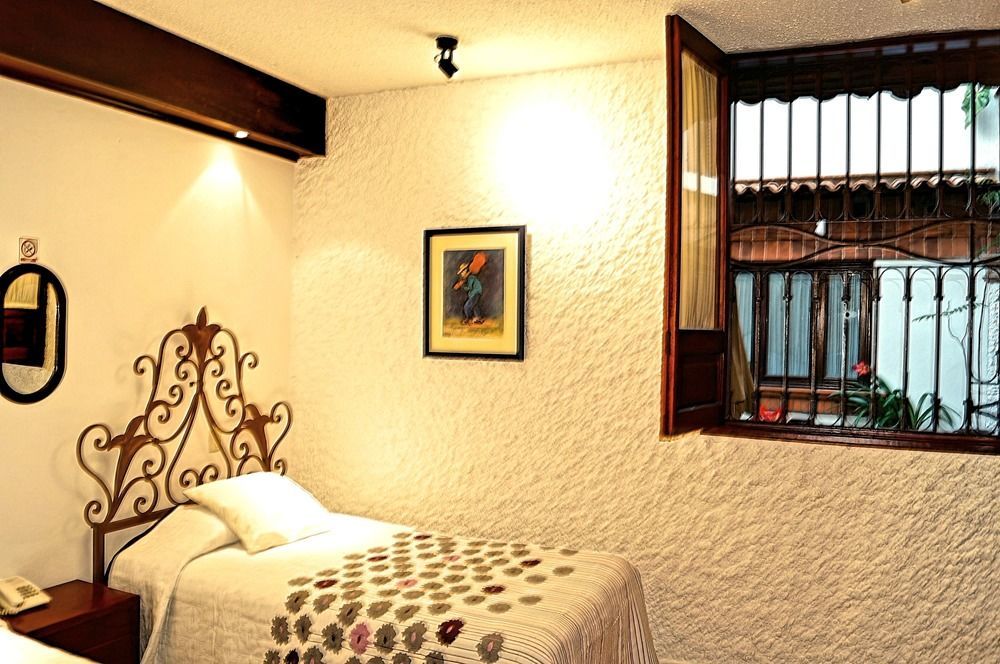 Hotel Meson De Los Remedios Morelia Exterior photo