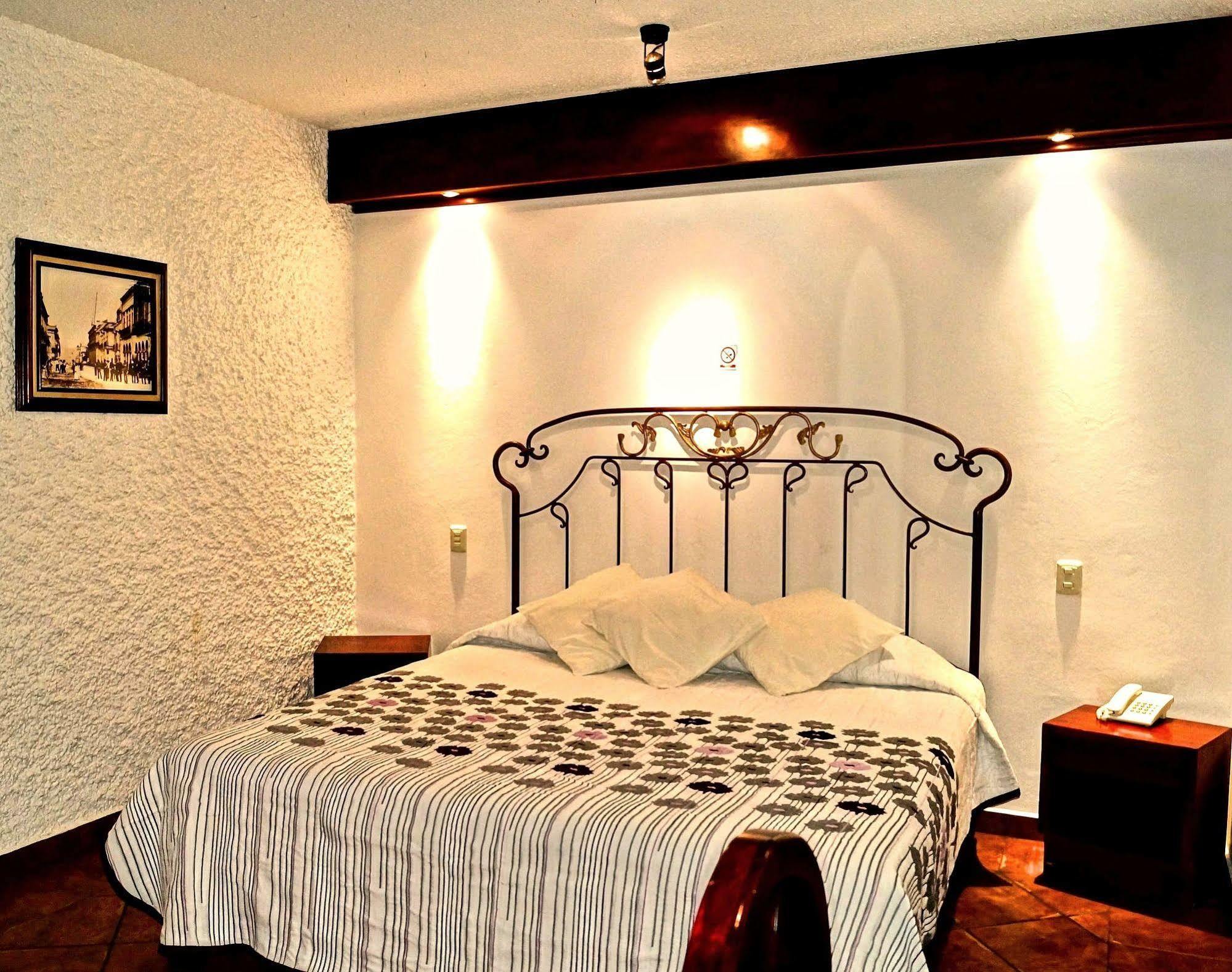 Hotel Meson De Los Remedios Morelia Exterior photo